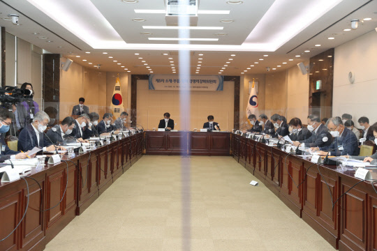 14일 정부서울청사에서 열린 '제5차 소재·부품·장비 경쟁력강화위원회'에서 소부장 R&D 전략을 고도화하기 위한 방안이 발표됐다.  과기정통부 제공
